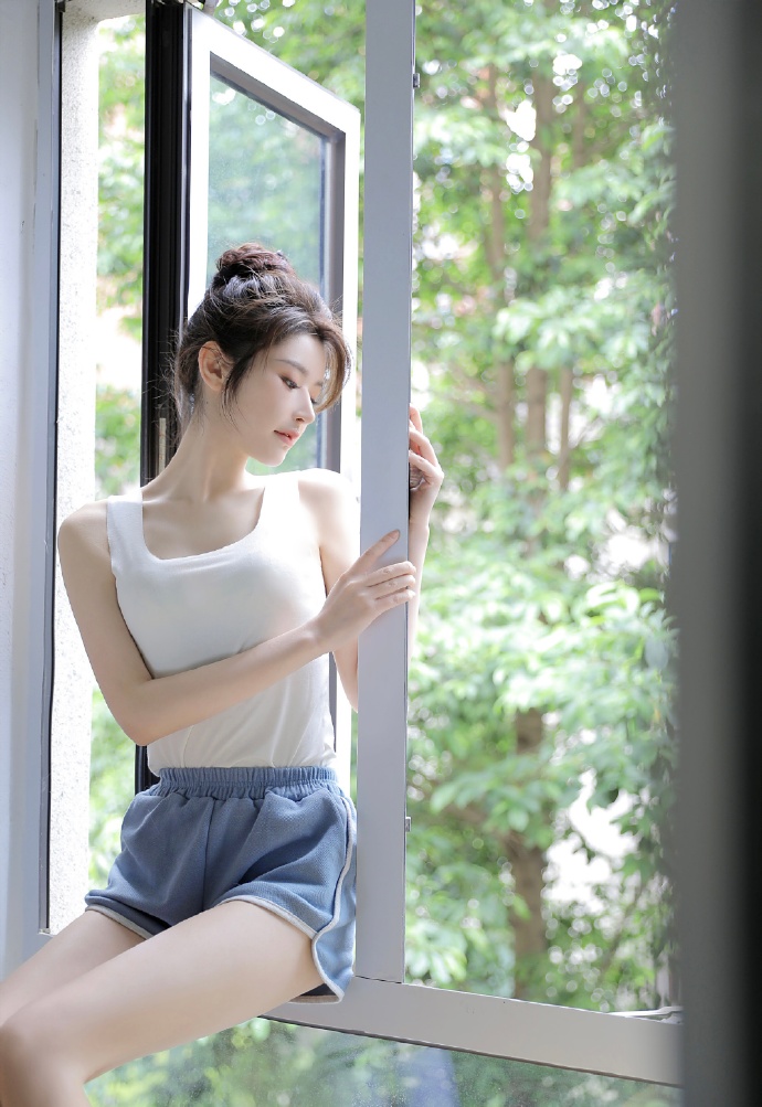 他是谁 封面