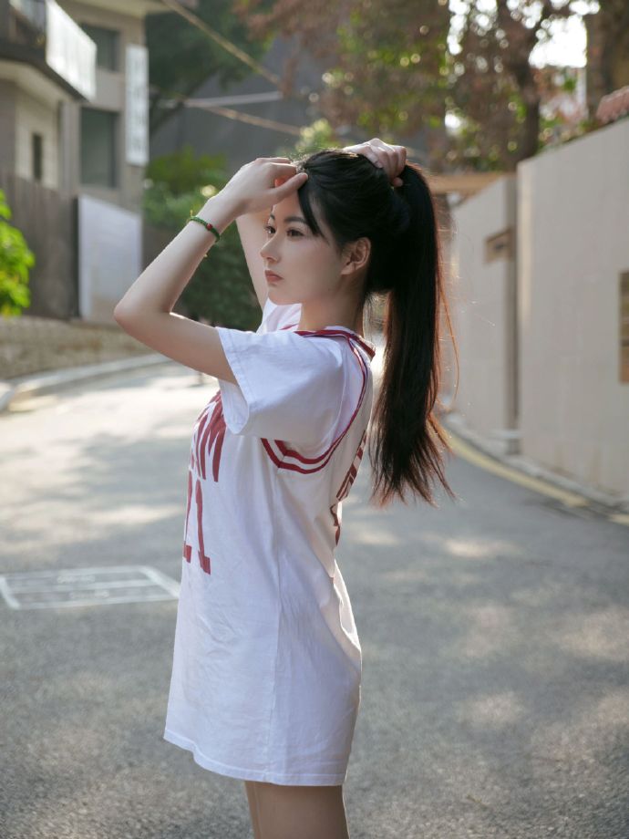 他是谁 封面